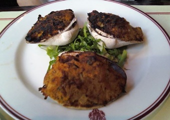 Gaslight, pet friendly restaurant in Boston Massachusetts, dogs allowed Boston restaurant