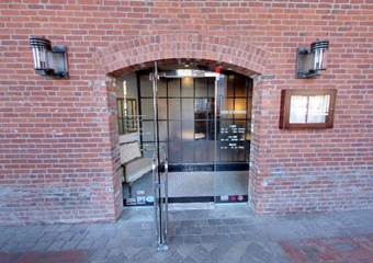 Gaslight, pet friendly restaurant in Boston Massachusetts, dogs allowed Boston restaurant